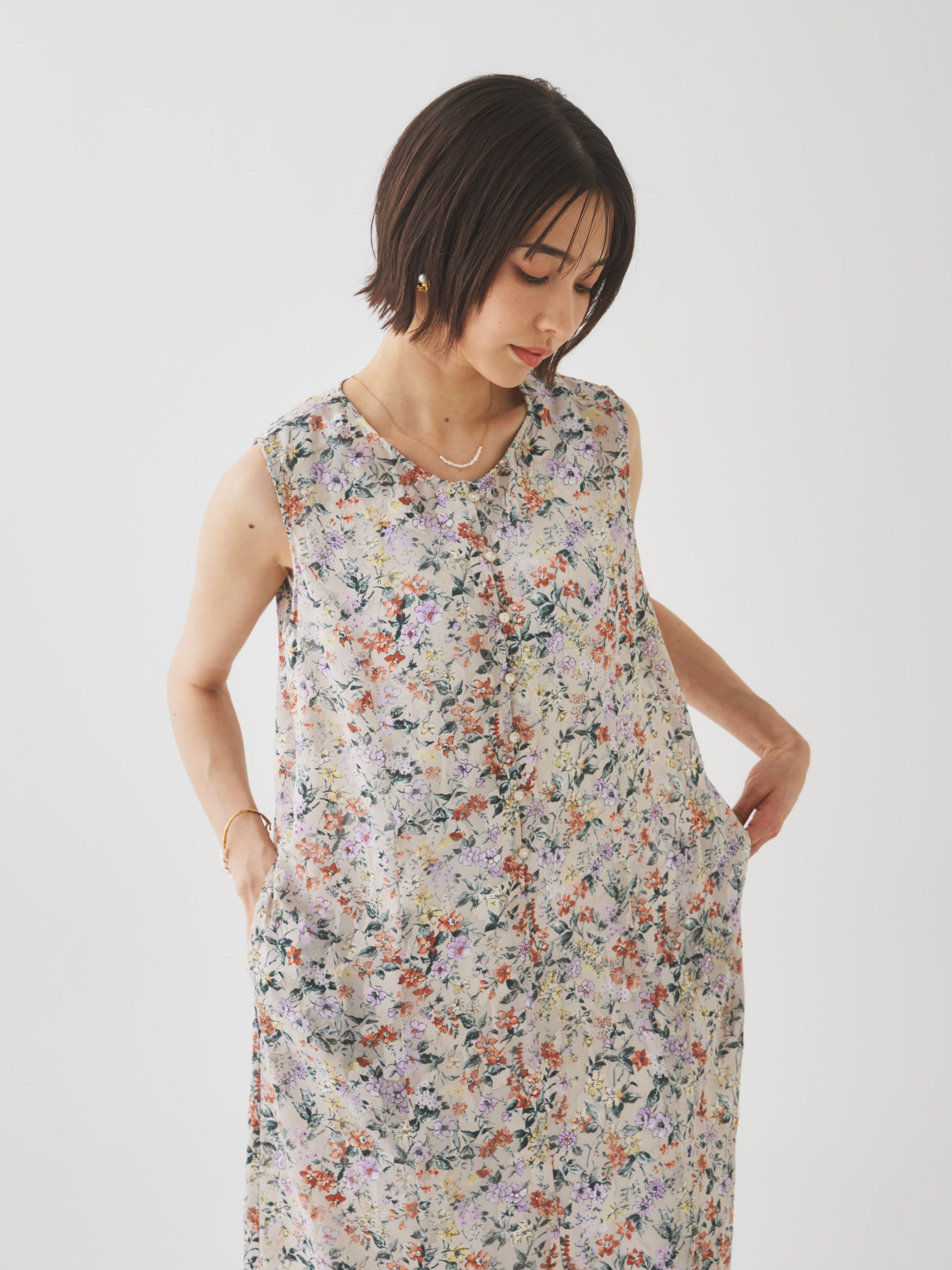 6/5(金)21:00発売開始【洗える】小さな花のノースリーブワンピース